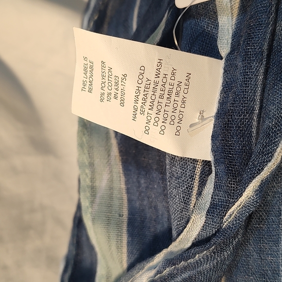 CHRISTOPHER and BANKS scarf - Picture 3 of 4